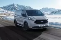 Nelivetoisen E-Transit Custom AWD -mallin lanseeraus on suunniteltu keväälle 2026. Mallistoon on tulossa useita eri versioita, mukaan lukien vahva ja kestävä Trail.