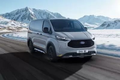 Nelivetoisen E-Transit Custom AWD -mallin lanseeraus on suunniteltu keväälle 2026. Mallistoon on tulossa useita eri versioita, mukaan lukien vahva ja kestävä Trail.