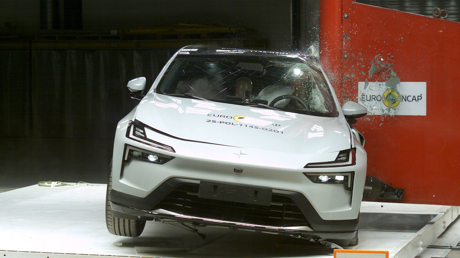 Polestar 4 sai maksimipisteet sivutörmäystesteissä muuriin ja pylvääseen. Tulos aikuismatkustajien suojasta oli 92 %, mikä tekee siitä yhden parhaimmin suoriutuneista autosta Euro NCAP:n uusimmassa testausprotokollassa.