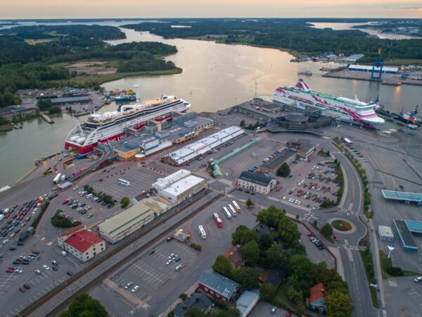 Matalan ilmatilan infrastruktuuri, eli autonomisten koptereiden käyttö 0–150 metrin korkeudessa, tulee täydentämään Turun tie- ja raideliikennettä sekä energia-, tieto- ja lentokenttäverkkoja uusilla palveluilla. Koptereita voidaan käyttää esimerkiksi kaupungin liikennesuunnittelun tukena. Kuva: Jarmo Piironen