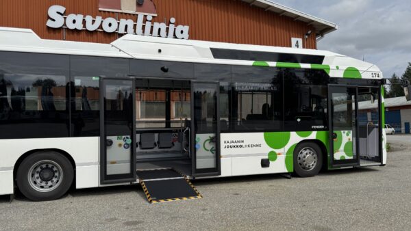 Biokaasubussit soveltuvat hyvin pohjoisiin olosuhteisiin ja pitkien ajopäivien liikenteeseen. Uusi kalusto on suunniteltu palvelemaan Kajaanin paikallisliikenteen tarpeita ympäri vuoden.