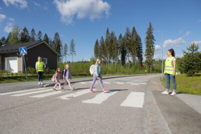 Koulutien turvaajat. Kuva: Terhi Takkinen